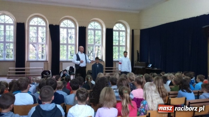 Zdjęcie w galerii na portalu naszraciborz.pl: Żywa lekcja historii w Szkole Podstawowej nr 4 wiadomości z regionu