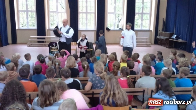 Zdjęcie w galerii na portalu naszraciborz.pl: Żywa lekcja historii w Szkole Podstawowej nr 4 wiadomości z regionu