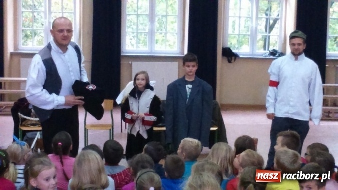 Zdjęcie w galerii na portalu naszraciborz.pl: Żywa lekcja historii w Szkole Podstawowej nr 4 wiadomości z regionu
