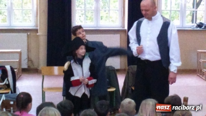 Zdjęcie w galerii na portalu naszraciborz.pl: Żywa lekcja historii w Szkole Podstawowej nr 4 wiadomości z regionu