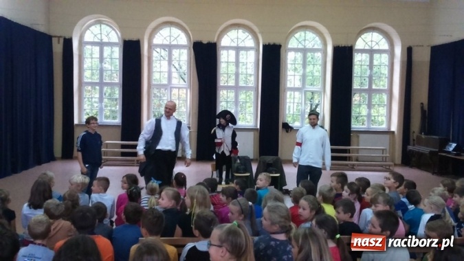Zdjęcie w galerii na portalu naszraciborz.pl: Żywa lekcja historii w Szkole Podstawowej nr 4 wiadomości z regionu