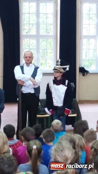 Zdjęcie w galerii na portalu naszraciborz.pl: Żywa lekcja historii w Szkole Podstawowej nr 4 wiadomości z regionu