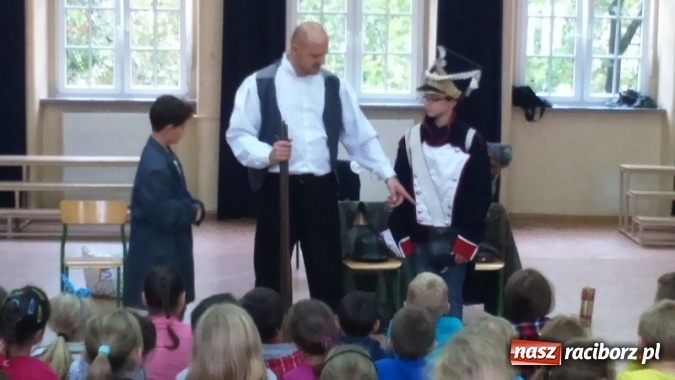 Zdjęcie w galerii na portalu naszraciborz.pl: Żywa lekcja historii w Szkole Podstawowej nr 4 wiadomości z regionu