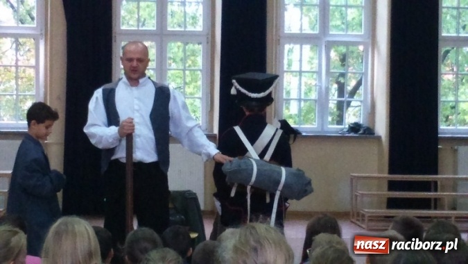 Zdjęcie w galerii na portalu naszraciborz.pl: Żywa lekcja historii w Szkole Podstawowej nr 4 wiadomości z regionu