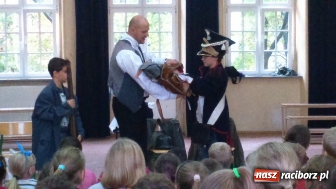 Zdjęcie w galerii na portalu naszraciborz.pl: Żywa lekcja historii w Szkole Podstawowej nr 4 wiadomości z regionu