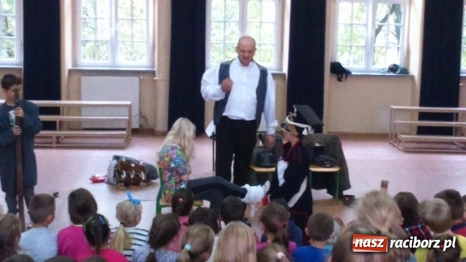 Zdjęcie w galerii na portalu naszraciborz.pl: Żywa lekcja historii w Szkole Podstawowej nr 4 wiadomości z regionu