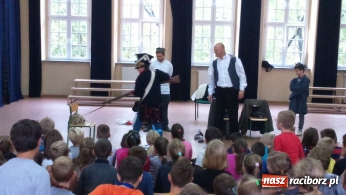 Zdjęcie w galerii na portalu naszraciborz.pl: Żywa lekcja historii w Szkole Podstawowej nr 4 wiadomości z regionu