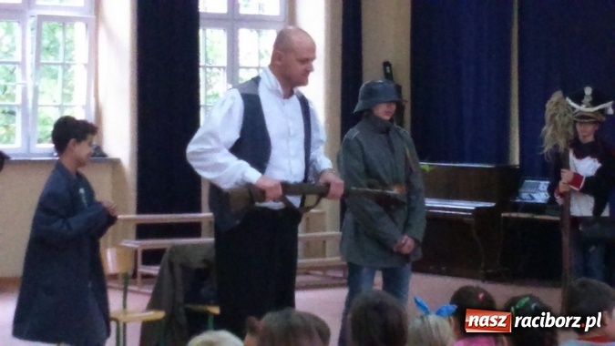 Zdjęcie w galerii na portalu naszraciborz.pl: Żywa lekcja historii w Szkole Podstawowej nr 4 wiadomości z regionu