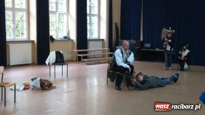 Zdjęcie w galerii na portalu naszraciborz.pl: Żywa lekcja historii w Szkole Podstawowej nr 4 wiadomości z regionu