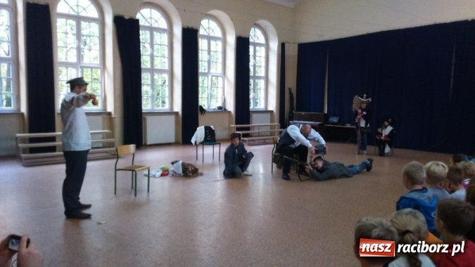 Zdjęcie w galerii na portalu naszraciborz.pl: Żywa lekcja historii w Szkole Podstawowej nr 4 wiadomości z regionu