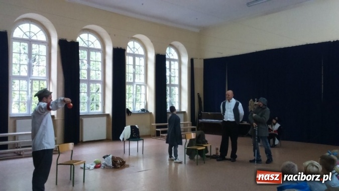 Zdjęcie w galerii na portalu naszraciborz.pl: Żywa lekcja historii w Szkole Podstawowej nr 4 wiadomości z regionu