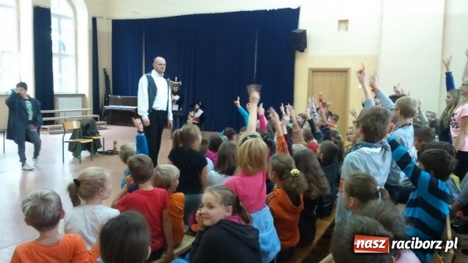 Zdjęcie w galerii na portalu naszraciborz.pl: Żywa lekcja historii w Szkole Podstawowej nr 4 wiadomości z regionu