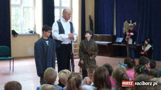 Zdjęcie w galerii na portalu naszraciborz.pl: Żywa lekcja historii w Szkole Podstawowej nr 4 wiadomości z regionu