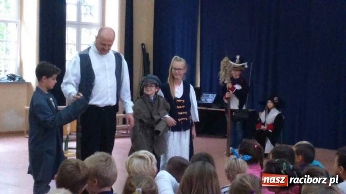 Zdjęcie w galerii na portalu naszraciborz.pl: Żywa lekcja historii w Szkole Podstawowej nr 4 wiadomości z regionu