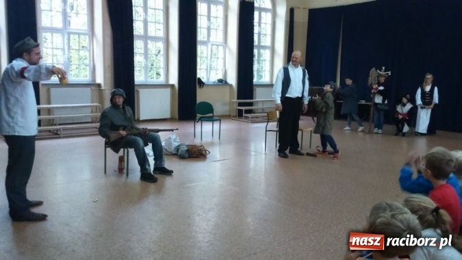 Zdjęcie w galerii na portalu naszraciborz.pl: Żywa lekcja historii w Szkole Podstawowej nr 4 wiadomości z regionu