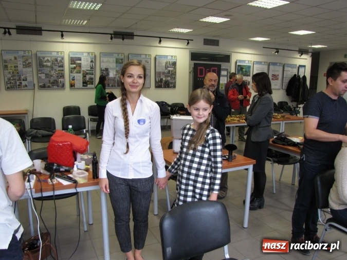 Zdjęcie w galerii na portalu naszraciborz.pl: Krakowska akcja charytatywna z udziałem mieszkanki Krowiarek wiadomości z regionu