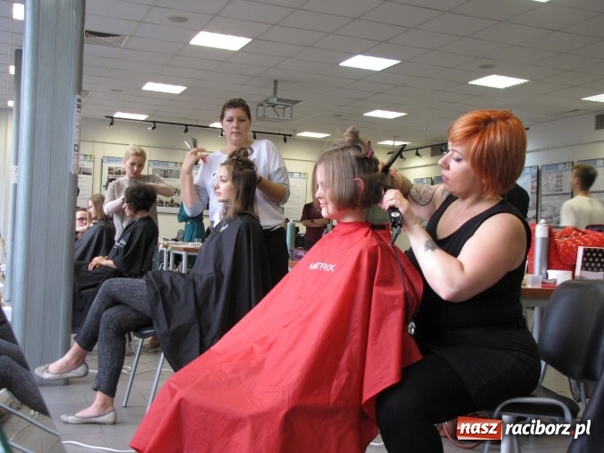 Zdjęcie w galerii na portalu naszraciborz.pl: Krakowska akcja charytatywna z udziałem mieszkanki Krowiarek wiadomości z regionu