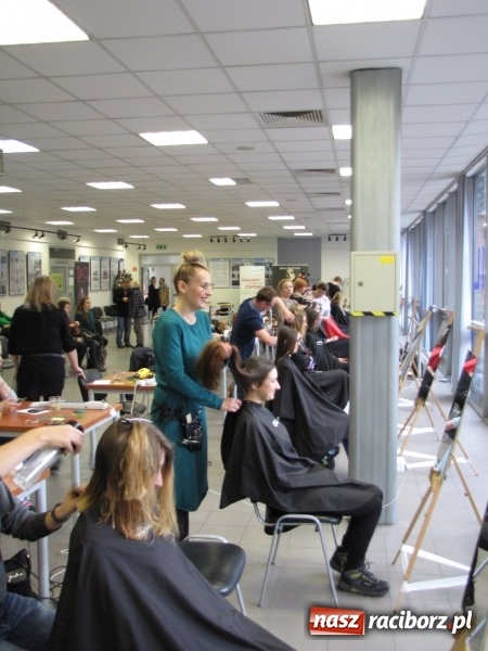 Zdjęcie w galerii na portalu naszraciborz.pl: Krakowska akcja charytatywna z udziałem mieszkanki Krowiarek wiadomości z regionu