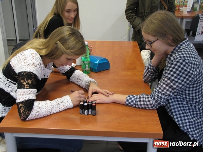 Zdjęcie w galerii na portalu naszraciborz.pl: Krakowska akcja charytatywna z udziałem mieszkanki Krowiarek wiadomości z regionu