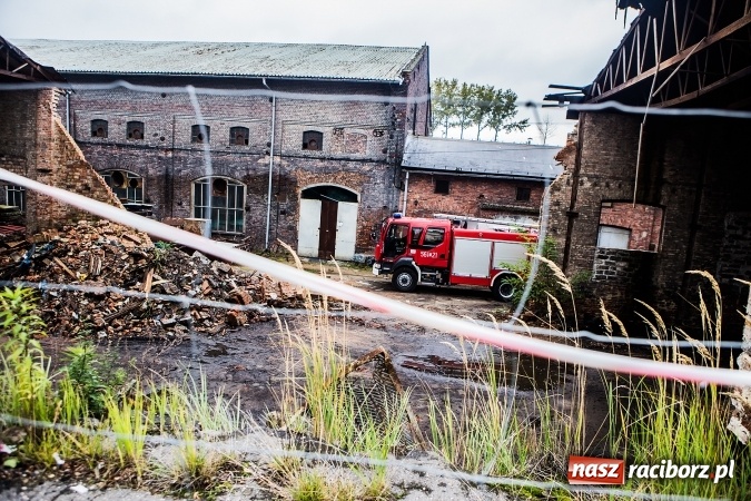 Zdjęcie w galerii na portalu naszraciborz.pl: Pożar w starej hali byłej Emy w Brzeziu wiadomości z regionu