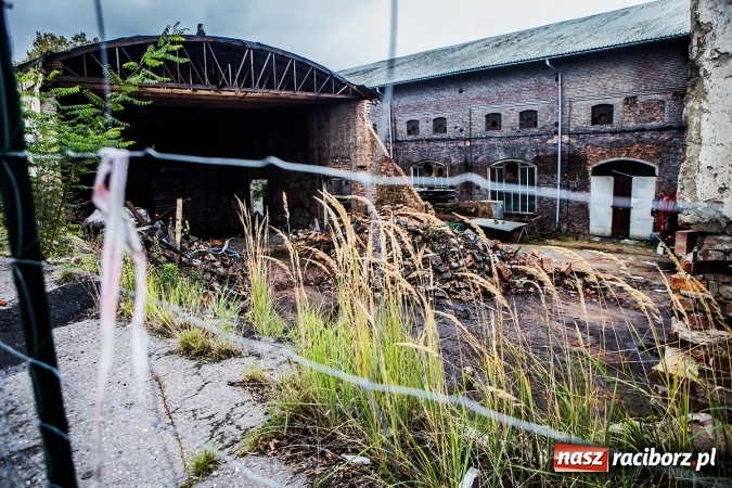 Zdjęcie w galerii na portalu naszraciborz.pl: Pożar w starej hali byłej Emy w Brzeziu wiadomości z regionu