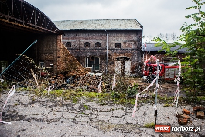 Zdjęcie w galerii na portalu naszraciborz.pl: Pożar w starej hali byłej Emy w Brzeziu wiadomości z regionu