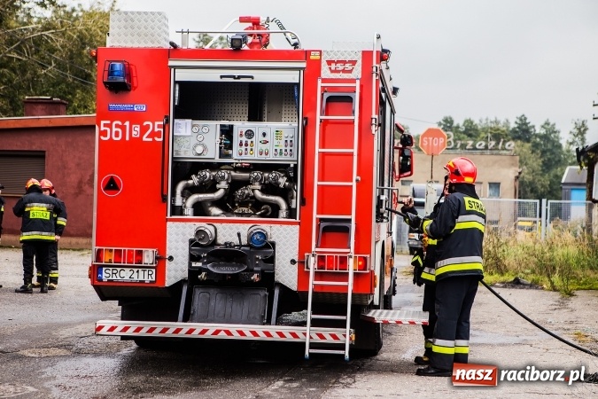 Zdjęcie w galerii na portalu naszraciborz.pl: Pożar w starej hali byłej Emy w Brzeziu wiadomości z regionu