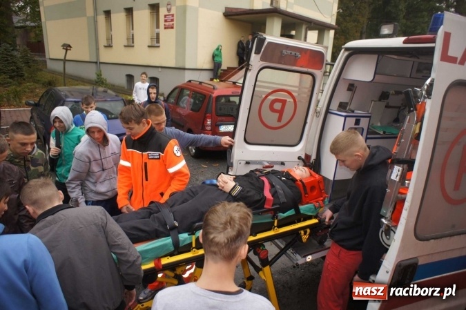 Zdjęcie w galerii na portalu naszraciborz.pl: Spotkanie wychowank&oacute;w MOW-u z ratownikami raciborskiego pogotowia ratunkowego wiadomości z regionu