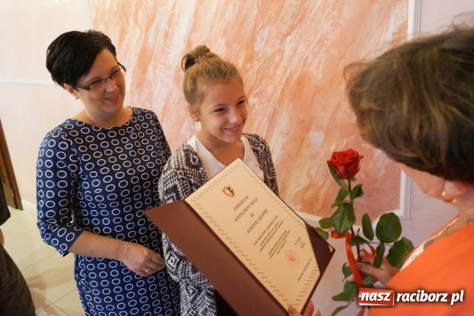 Zdjęcie w galerii na portalu naszraciborz.pl: Najlepsi z najlepszych. Uczniowie z Nędzy ze stypendiami wiadomości z regionu
