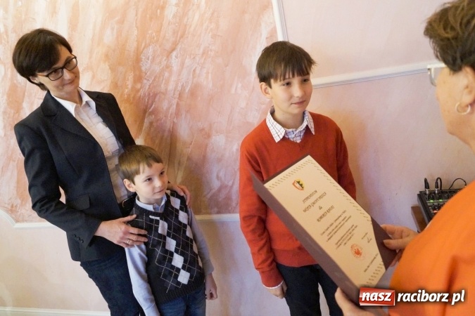 Zdjęcie w galerii na portalu naszraciborz.pl: Najlepsi z najlepszych. Uczniowie z Nędzy ze stypendiami wiadomości z regionu