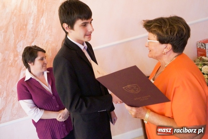 Zdjęcie w galerii na portalu naszraciborz.pl: Najlepsi z najlepszych. Uczniowie z Nędzy ze stypendiami wiadomości z regionu