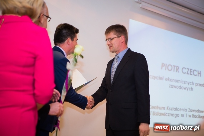 Zdjęcie w galerii na portalu naszraciborz.pl: Powiatowe obchody Dnia Edukacji Narodowej na Zamku Piastowskim wiadomości z regionu