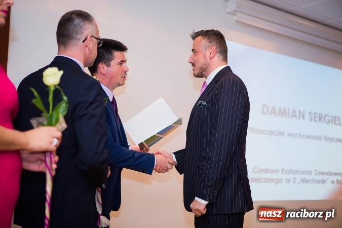 Zdjęcie w galerii na portalu naszraciborz.pl: Powiatowe obchody Dnia Edukacji Narodowej na Zamku Piastowskim wiadomości z regionu