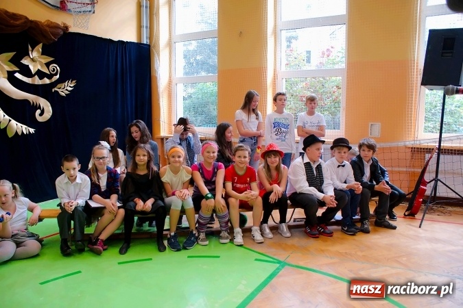 Zdjęcie w galerii na portalu naszraciborz.pl: Koncert życzeń z okazji Dnia Nauczyciela w SP13 wiadomości z regionu