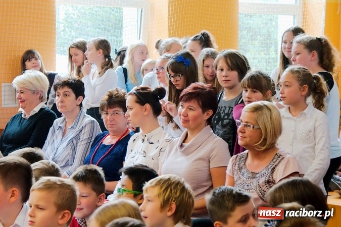 Zdjęcie w galerii na portalu naszraciborz.pl: Koncert życzeń z okazji Dnia Nauczyciela w SP13 wiadomości z regionu