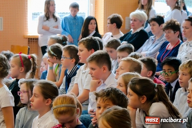 Zdjęcie w galerii na portalu naszraciborz.pl: Koncert życzeń z okazji Dnia Nauczyciela w SP13 wiadomości z regionu