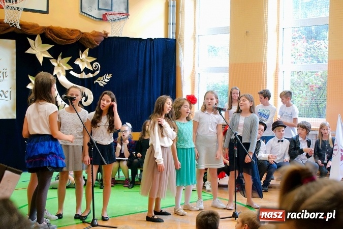 Zdjęcie w galerii na portalu naszraciborz.pl: Koncert życzeń z okazji Dnia Nauczyciela w SP13 wiadomości z regionu