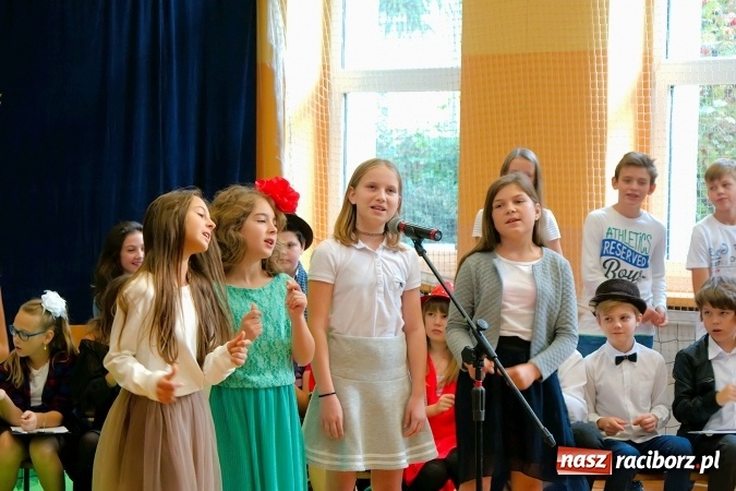 Zdjęcie w galerii na portalu naszraciborz.pl: Koncert życzeń z okazji Dnia Nauczyciela w SP13 wiadomości z regionu