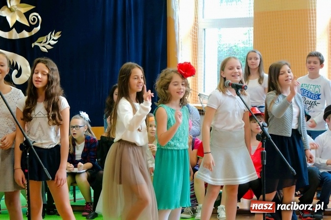 Zdjęcie w galerii na portalu naszraciborz.pl: Koncert życzeń z okazji Dnia Nauczyciela w SP13 wiadomości z regionu