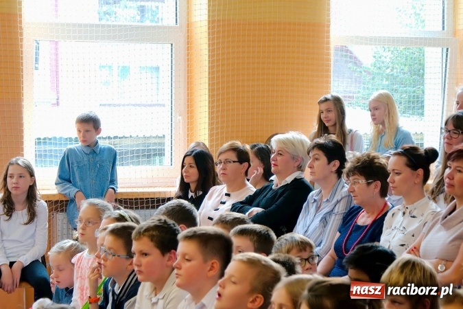 Zdjęcie w galerii na portalu naszraciborz.pl: Koncert życzeń z okazji Dnia Nauczyciela w SP13 wiadomości z regionu