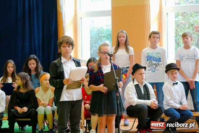 Zdjęcie w galerii na portalu naszraciborz.pl: Koncert życzeń z okazji Dnia Nauczyciela w SP13 wiadomości z regionu