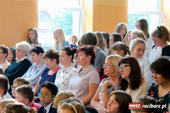 Zdjęcie w galerii na portalu naszraciborz.pl: Koncert życzeń z okazji Dnia Nauczyciela w SP13 wiadomości z regionu