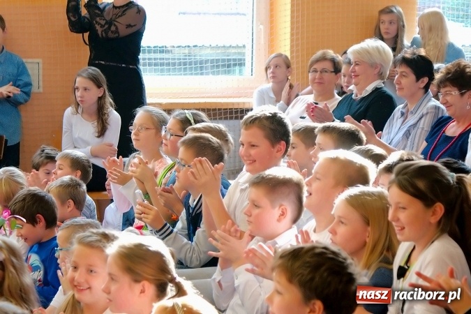 Zdjęcie w galerii na portalu naszraciborz.pl: Koncert życzeń z okazji Dnia Nauczyciela w SP13 wiadomości z regionu
