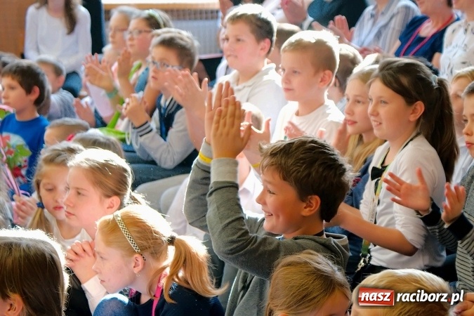 Zdjęcie w galerii na portalu naszraciborz.pl: Koncert życzeń z okazji Dnia Nauczyciela w SP13 wiadomości z regionu