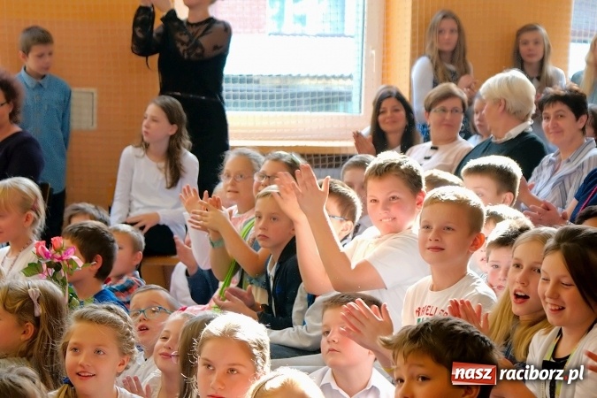 Zdjęcie w galerii na portalu naszraciborz.pl: Koncert życzeń z okazji Dnia Nauczyciela w SP13 wiadomości z regionu