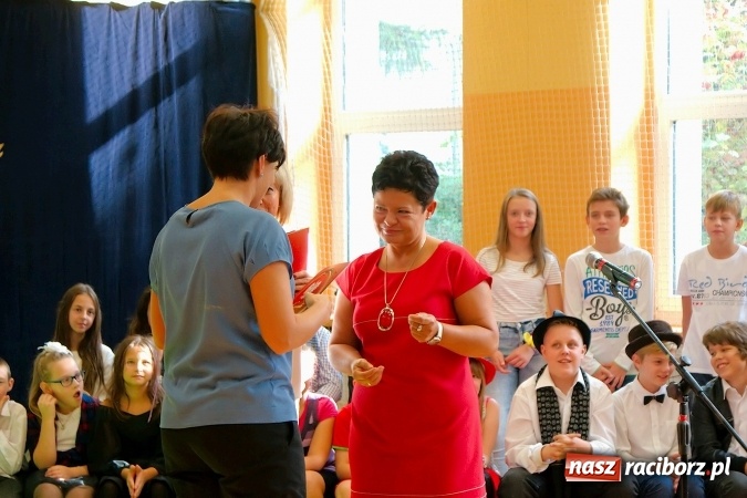 Zdjęcie w galerii na portalu naszraciborz.pl: Koncert życzeń z okazji Dnia Nauczyciela w SP13 wiadomości z regionu