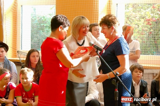 Zdjęcie w galerii na portalu naszraciborz.pl: Koncert życzeń z okazji Dnia Nauczyciela w SP13 wiadomości z regionu