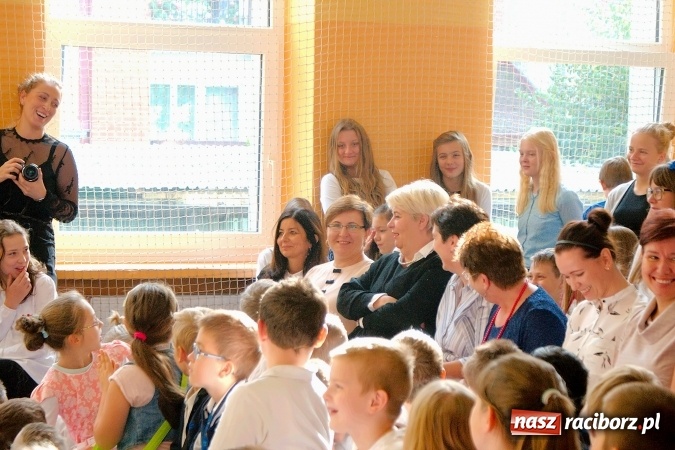 Zdjęcie w galerii na portalu naszraciborz.pl: Koncert życzeń z okazji Dnia Nauczyciela w SP13 wiadomości z regionu