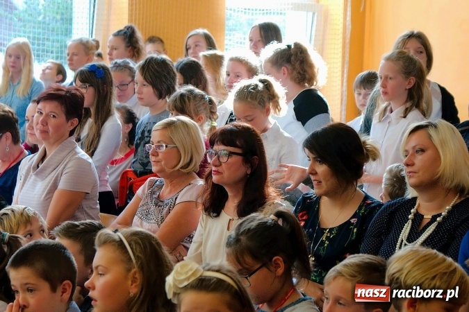 Zdjęcie w galerii na portalu naszraciborz.pl: Koncert życzeń z okazji Dnia Nauczyciela w SP13 wiadomości z regionu