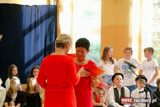 Zdjęcie w galerii na portalu naszraciborz.pl: Koncert życzeń z okazji Dnia Nauczyciela w SP13 wiadomości z regionu